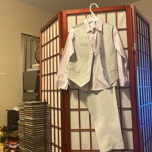 Never worn boys Van Heusen grey suit set 4T